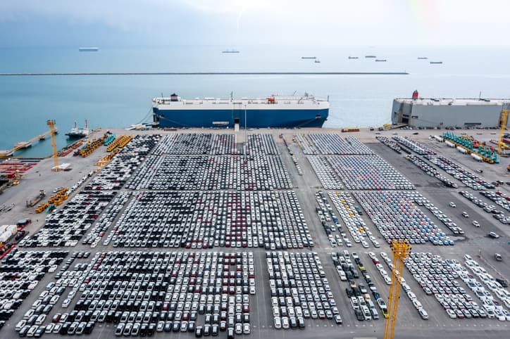 Autos auf einem Schiff bereit zum Autoexport – jetzt Fahrzeug exportieren