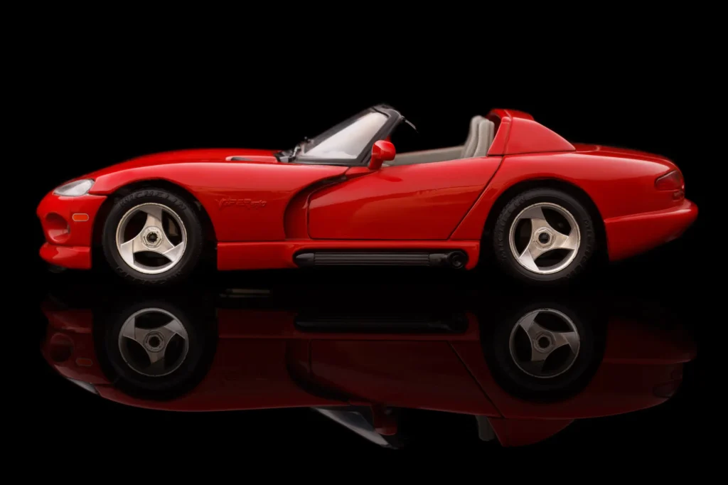 Rote Chrysler Viper vor schwarzem Hintergrund, fotografiert für einen Autoankauf‑für‑Export‑Eintrag.